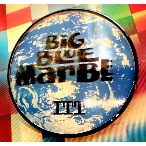 1970'S VARI VUE- ITT -BIG BLUE MARBLE- 2 PHASE LENTICULAR FLICKER PIN NOS HTF - Picture 1 of 3